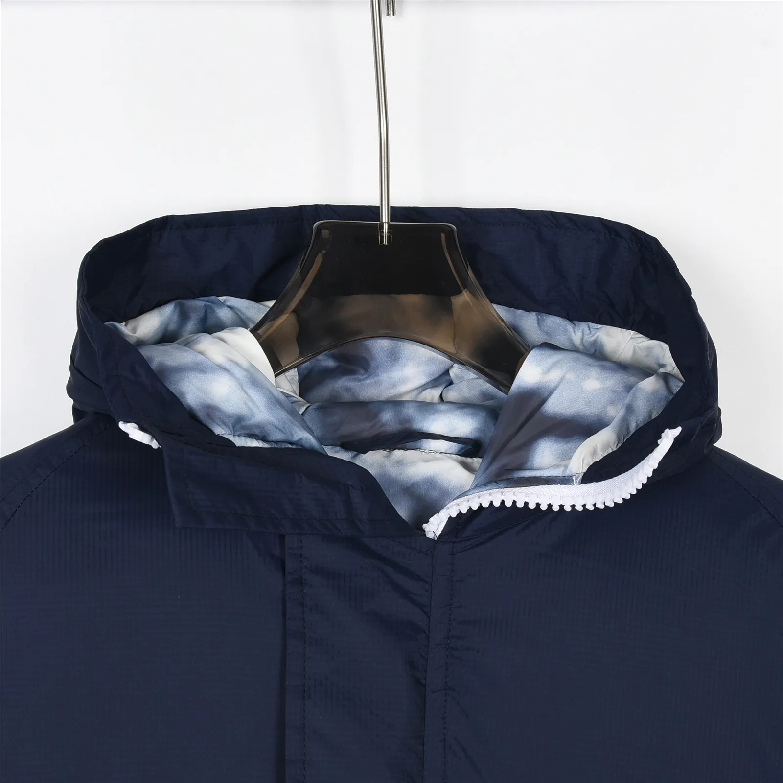 P860 Big Goose 01 Glacial White Label Down Jacket Canada Goose Canada Goose FW21 Chilliwack Series Glacial Haze White Label 01 Pilot Solid Color Hooded Down Jacket Down Jacket Winter Unisex Description: The Chilliwack bomber jacket was originally designed for pilots in uninhabited areas in northern Canada. It is durable, warm and easy to move, which can meet the needs of pilots working in the Arctic waterways. Chilliwack's iconic style remains popular and is a popular jacket from Canada Goose. The Northern Lights capsule collection is reimagined in rich hues inspired by the stunning colors of Canada's north. The Glacial Haze capsule series is improved with an eye-catching and layered color series, giving people the feeling of being caught in the mist around icebergs and glaciers. Material list: 1⃣ Original custom-made double plain 9500-100% nylon nylon fabric 2⃣ Original YKK zipper, not a sub-factory product 3⃣ National standard 80% widely inspected white duck down, (ZP uses 80% white duck down/everything that boasts 90% is fake) Material analysis characteristics: 1⃣ Original factory/9500-100% nylon100% nylon Lurex yarn is actually 100% nylon. Nowadays, there are few pure ones. Most of them are mixed with cotton or polyester. Our top-quality original version is developed in accordance with ZP and uses the same material. 2⃣ As we all know, the original version uses 80% white duck down. The fill power refers to the cubic inches of volume occupied by each ounce (30 grams) of down under certain conditions. If one ounce of down occupies 500 cubic inches, the fill power of the down is 500. So we can simply understand it as: fill power is the volume of down, and the volume of down is fill power. The higher the fill power of down, it means that under the same filling amount, down can fix a larger volume of air layer to keep warm and insulate, so the warmth retention of down is better. Summary: Note: In order to maximize profits during the production process, some businesses add toxic waste silk, 50 velvet, hand-feel velvet, etc. to clothes! But on the outside of the clothes, good fabrics are used. It is said to be 90% white duck down at purchasing agent level, or even more exaggeratedly said to be 90% white goose down, to fool the layman! (You can consult the official Big Goose. All authentic styles are made of white duck down.) I will also teach you a more practical trick: buy an authentic product from Tmall, and at the same time buy a piece of clothing from a merchant you trust, and come back to compare the details. (Tmall offers 7-day no-reason returns and S+ offers 15-day no-reason returns without affecting secondary sales.) ⚠️ Remember, you get what you pay for! Don't be greedy for small gains, or you will suffer big losses! Every customer is welcome to ask questions and we will continue to improve product quality and service! Product color: black, white, dawn blue, mood blue Size: S, M, L, XL, XXL